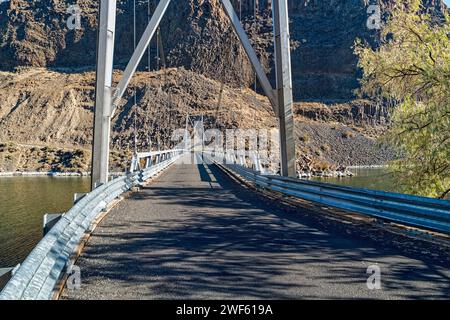 Un pont suspendu à une voie traverse la rivière Deschutes au Cove Palisades State Park dans l'Oregon, aux États-Unis Banque D'Images