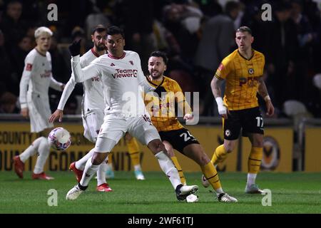 Newport, Royaume-Uni. 28 janvier 2024. Casemiro de Manchester Utd et Aaron Wildig du comté de Newport (24) en action. Emirates FA Cup, match de 4e tour, Newport County contre Manchester Utd à Rodney Parade à Newport, pays de Galles du Sud, le dimanche 28 janvier 2024. Cette image ne peut être utilisée qu'à des fins éditoriales. Usage éditorial uniquement, photo par Andrew Orchard/Andrew Orchard photographie sportive/Alamy Live News crédit : Andrew Orchard photographie sportive/Alamy Live News Banque D'Images