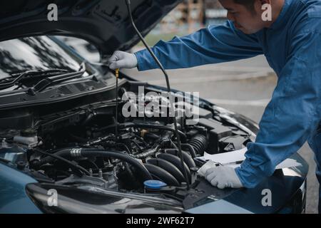 Mechanic repairing car Banque D'Images