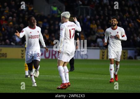 Newport, Royaume-Uni. 28 janvier 2024. Kobbie Mainoo de Manchester Utd (l) célèbre avec son coéquipier Alejandro Garnacho de Manchester Utd (17) après avoir marqué le 2e but de son équipe. Emirates FA Cup, match de 4e tour, Newport County contre Manchester Utd à Rodney Parade à Newport, pays de Galles du Sud, le dimanche 28 janvier 2024. Cette image ne peut être utilisée qu'à des fins éditoriales. Usage éditorial uniquement, photo par Andrew Orchard/Andrew Orchard photographie sportive/Alamy Live News crédit : Andrew Orchard photographie sportive/Alamy Live News Banque D'Images