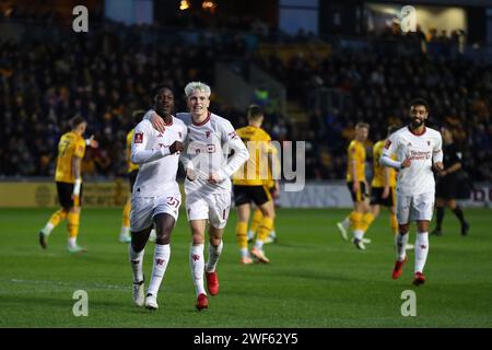 Newport, Royaume-Uni. 28 janvier 2024. Kobbie Mainoo de Manchester Utd (l) célèbre avec son coéquipier Alejandro Garnacho de Manchester Utd (17) après avoir marqué le 2e but de son équipe. Emirates FA Cup, match de 4e tour, Newport County contre Manchester Utd à Rodney Parade à Newport, pays de Galles du Sud, le dimanche 28 janvier 2024. Cette image ne peut être utilisée qu'à des fins éditoriales. Usage éditorial uniquement, photo par Andrew Orchard/Andrew Orchard photographie sportive/Alamy Live News crédit : Andrew Orchard photographie sportive/Alamy Live News Banque D'Images