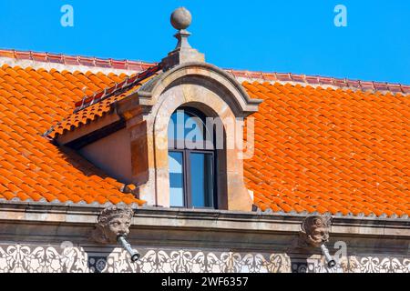 Grenier de vieux bâtiment avec tuiles orange Banque D'Images