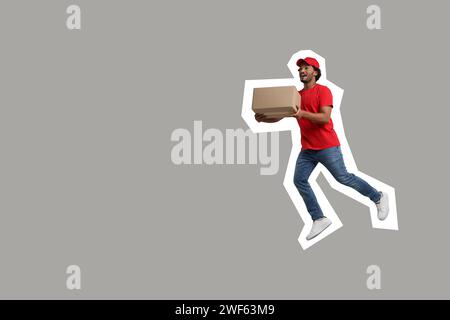 Courrier surpris avec colis fonctionnant sur fond gris, espace pour le texte Banque D'Images