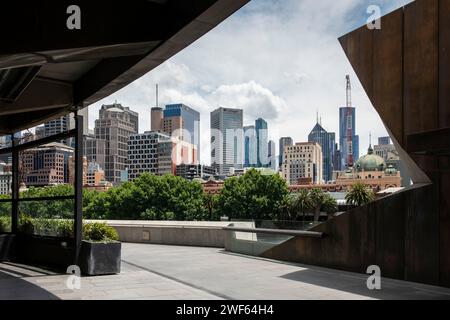 Skyline de Melbourne, du Hamer Hall Arts Centre, Victoria, Australie Banque D'Images