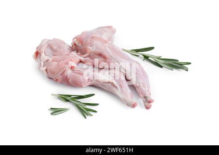 Pattes de lapin crues fraîches et romarin isolé sur blanc Banque D'Images