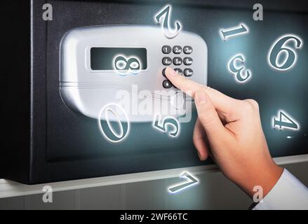 Femme appuyant sur les boutons sur le clavier pour verrouiller l'acier coffre-fort, closeup. Nombres symbolisant la combinaison de codes volant Banque D'Images