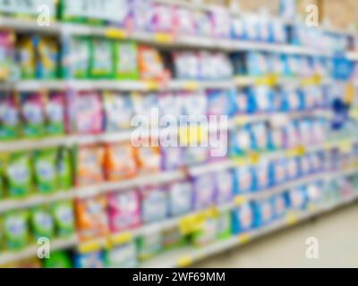 étagères de détergent dans la section de blanchisserie dans le supermarché ou l'épicerie fond flou Banque D'Images