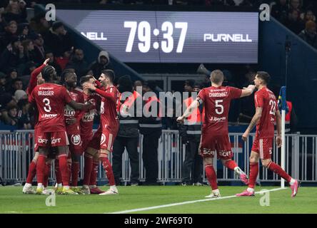 Paris, France. 28 janvier 2024. Les joueurs du Stade Brestois 29 célèbrent les points lors du match de football de Ligue française 1 entre le Paris Saint-Germain et le Stade Brestois 29 (Brest) au Parc des Princes à Paris, France, le 28 janvier 2024. Crédit : Jack Chan/Xinhua/Alamy Live News Banque D'Images