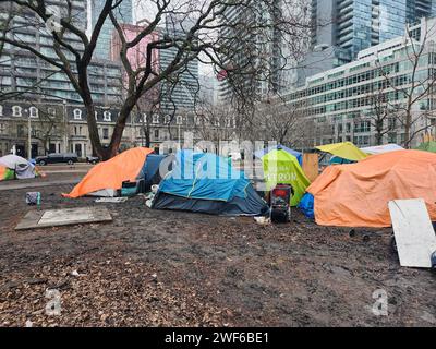 Campement pour sans-abri de Toronto dans un parc de la ville en face du puits sur l'avenue Spadina Banque D'Images