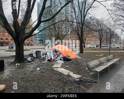 Campement pour sans-abri de Toronto dans un parc de la ville en face du puits sur l'avenue Spadina Banque D'Images