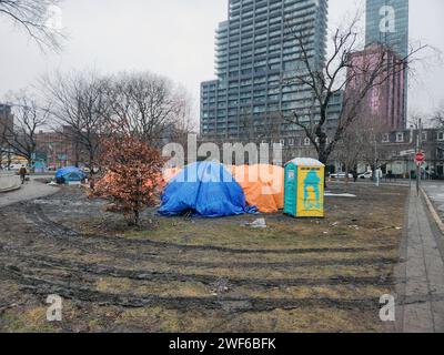 Campement pour sans-abri de Toronto dans un parc de la ville en face du puits sur l'avenue Spadina Banque D'Images