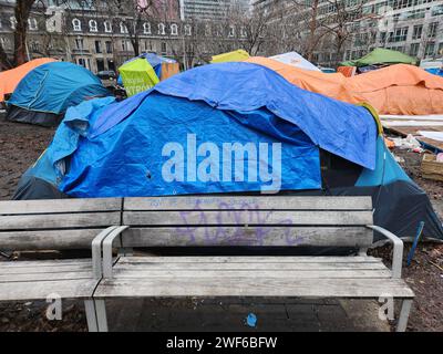 Campement pour sans-abri de Toronto dans un parc de la ville en face du puits sur l'avenue Spadina Banque D'Images