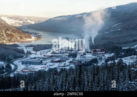 17 novembre 2023, SvarvarÃ¸y, Viken, Norvège : vue panoramique de la ville de Gelio vue de l'une des voitures d'un train qui couvre la ligne Oslo - Bergen. La ligne de train de Bergen, connue sous le nom de Bergensbanen, est une expérience ferroviaire qui offre aux voyageurs un voyage pittoresque à travers les paysages les plus époustouflants de Norvège. La ligne de chemin de fer fournit une connexion à la nature sauvage nordique tandis que le train traverse les hauts plateaux, les fjords, traverse les rivières et offre des panoramas à couper le souffle. Les trains offrent des équipements à bord, y compris des voitures-restaurant où les passagers peuvent déguster des plats et des boissons norvégiennes tout en regardant Banque D'Images