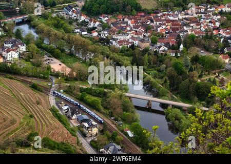 Bad Munster, Allemagne - 9 mai 2021 : vue aérienne du pont traversant la rivière Nahe à Bad Munster, Allemagne, un jour de printemps. Banque D'Images