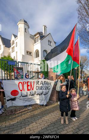 Deux jeunes enfants brandissent des drapeaux, pendant la manifestation. Palestinianís et leurs partisans, au nombre d'environ 45, ont organisé une petite manifestation très vocale devant l'ambassade égyptienne à la Haye : « Open Rafah Crossing ». Ils ont exigé que les arthurites égyptiens ouvrent la frontière de Rafah qui sépare la Palestine et l’Égypte, permettant l’entrée de l’aide d’urgence et le traitement de Palestinianís blessés par les Forces israéliennes Dèfense (FDI). Les morts depuis le début de la guerre sont maintenant au nombre de 26 422. Israël dit avoir perdu 220 soldats dans l'offensive terrestre et affirme qu'il en a tué 9 000 à Gaza Fig Banque D'Images