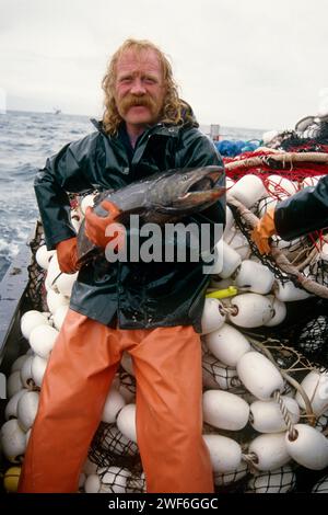 Le membre d'équipage Mel White du bateau de pêche commercial Yankee Maid tient un saumon royal à Hidden Falls, dans le sud-est de l'Alaska Banque D'Images