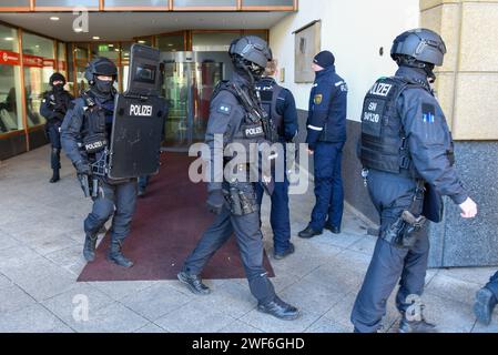 Leipzig - Spezialkräfte im Einsatz Waffenähnlicher Gegenstand entpuppt sich als Schrott 27.01.2024 gegen 10,30 Uhr Leipzig, Gutenbergplatz zu einem Einsatz der speziellen Einsatzkräfte Lebel Lebensbedrehliche Einsatzlagen kam es am am Samstagvormittag in Leipzig. Nach Angaben von Polizeisprecherin Sandra Freitag habe ein Zeuge am Vormittag einen waffenähnlichen Gegenstand BEI einer person in der Tiefgarage der Gutenberg-passage gesehen und daraufhin die Polizei verständigt. Sofort rückten mehrere Streifenwagen an, auch das Lebel-Team wurde verständigt. Schwer bewaffnet und ausgerüstet gingen meurt Banque D'Images