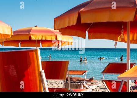 Parasols orange, Salento, Pouilles, Italie Banque D'Images
