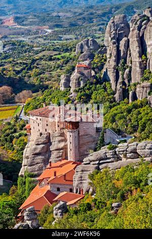 Monastères de Météores, monastère de Roussanou (avant), monastère d'Anapafsa (arrière), Trikala, Thessalie,Grèce. Banque D'Images