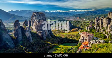 Vue aérienne du monastère de Roussanou (Sainte Barbara), Météores, Trikala, Thessalie, Grèce. Banque D'Images