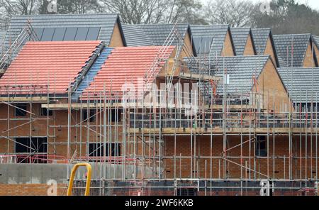 Photo de dossier datée du 07/01/20 de maisons en construction. Le secteur britannique de la construction est confronté à une « période extrêmement difficile » après la faillite de 4 370 entreprises de construction au cours de l'année écoulée, selon de nouvelles données. Le secteur a connu le plus grand nombre de faillites au Royaume-Uni au cours des trois dernières années, selon le cabinet d'audit Mazars. Au cours de l'exercice se terminant fin novembre, 4 370 entreprises sont devenues insolvables, contre 4 086 en 2021/22 et 2 481 en 2020/21. Date d'émission : lundi 29 janvier 2024. Banque D'Images