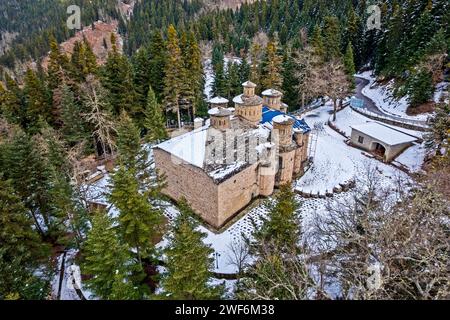 L'église de la Sainte Croix célèbre pour ses 13 dômes, quelque part entre les villages de Krania et de Doliana, région d'Aspropotamos, Trikala, Thessaly, Grèce. Banque D'Images