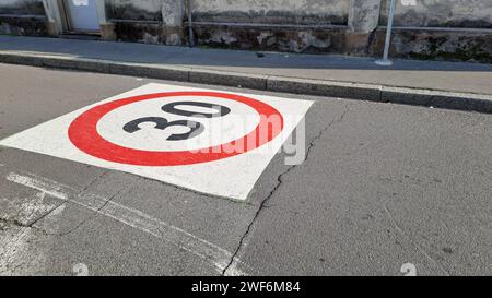 Milan, Italie, 01.28.2024 : rue de la ville avec panneau de limitation de vitesse 30 km/h. Banque D'Images