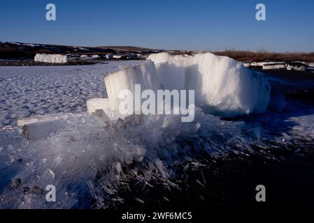 Hors glace dans un lit de rivière juste après la rupture, versant nord de la chaîne Brooks, côte arctique de l'Alaska Banque D'Images