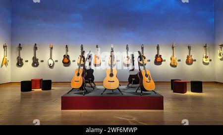 Londres, Royaume-Uni. 18 janvier 2024. Diverses guitares de Mark Knopfler, musicien et ex-leader de dire Straits, sont exposées à la maison de vente aux enchères Christie's à Londres avant d'y être mises aux enchères le mercredi 31 janvier 2024. (À dpa-KORR 'Money for Nothing' : Mark Knopfler's guitares sous le marteau) crédit : Philip Dethlefs/dpa - ATTENTION : uniquement pour un usage éditorial dans le cadre du reportage sur la vente aux enchères et seulement avec mention complète du crédit ci-dessus/dpa/Alamy Live News Banque D'Images