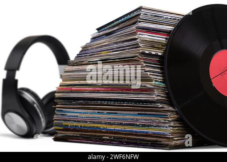 pile de vieux disques en vinyle et écouteurs isolés sur fond blanc Banque D'Images