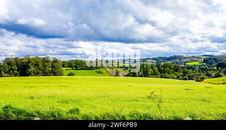 Paysage près de Wipperfürth. Nature avec champs et forêts dans le Bergisches Land. Banque D'Images