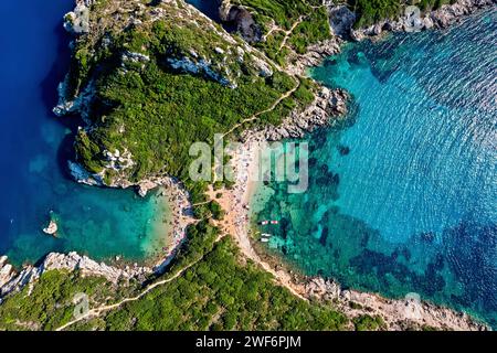 Porto Timoni (double) plage, près du village Afionas, Corfou ('Kerkyra') île, mer Ionienne, Grèce. Banque D'Images