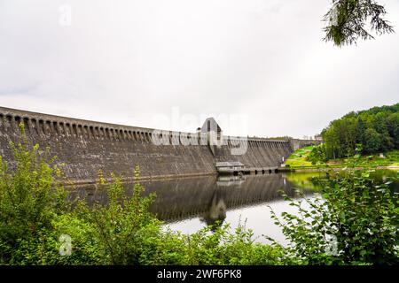 Vue sur le Möhnesee et le barrage et le paysage environnant le soir. Nature près de Körbecke. Banque D'Images