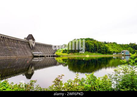 Vue sur le Möhnesee et le barrage et le paysage environnant le soir. Nature près de Körbecke. Banque D'Images