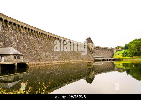 Vue sur le Möhnesee et le barrage et le paysage environnant le soir. Nature près de Körbecke. Banque D'Images