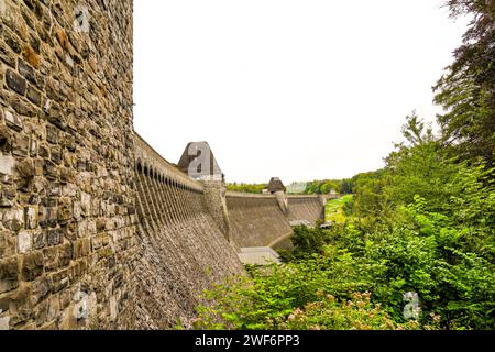 Vue sur le Möhnesee et le barrage et le paysage environnant le soir. Nature près de Körbecke. Banque D'Images