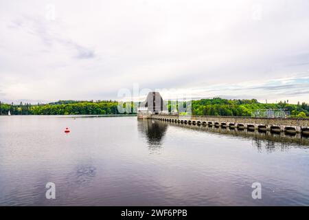 Vue sur le Möhnesee et le barrage et le paysage environnant le soir. Nature près de Körbecke. Banque D'Images