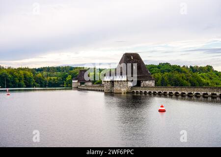 Vue sur le Möhnesee et le barrage et le paysage environnant le soir. Nature près de Körbecke. Banque D'Images