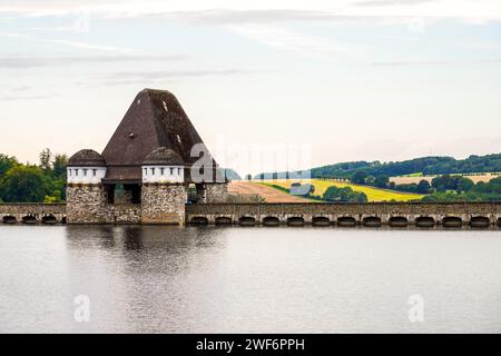 Vue sur le Möhnesee et le barrage et le paysage environnant le soir. Nature près de Körbecke. Banque D'Images