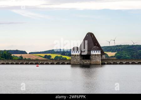 Vue sur le Möhnesee et le barrage et le paysage environnant le soir. Nature près de Körbecke. Banque D'Images