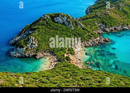 Porto Timoni (double) plage, près du village Afionas, Corfou ('Kerkyra') île, mer Ionienne, Grèce. Banque D'Images