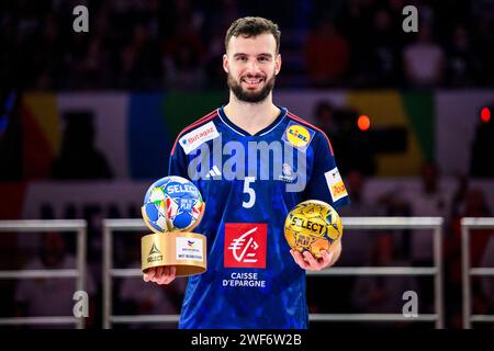 Cologne, Allemagne. 28 janvier 2024. Handball : Championnat d'Europe, France - Danemark, finale, finale, finale, Lanxess Arena. Le Français Nedim Remili reçoit le prix du « joueur le plus précieux » du tournoi lors de la cérémonie de remise des prix. Crédit : Tom Weller/dpa/Alamy Live News Banque D'Images