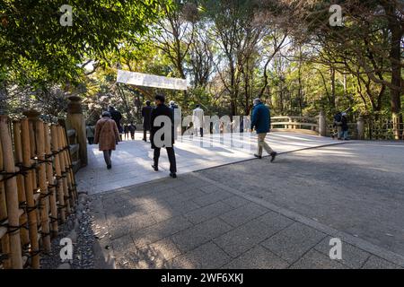 Tokyo, Japon. 8 janvier 2024. Meiji Jingu Shinkyo (Pont Sacré) dans le domaine du Temple Meriji Banque D'Images