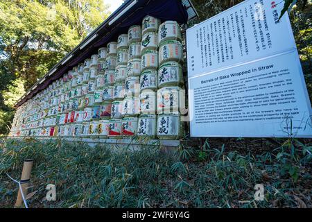 Tokyo, Japon. 8 janvier 2024. Meiji Jingu barils de saké décorés empilés dans le domaine du temple de Meriji Banque D'Images