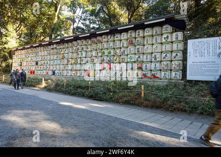 Tokyo, Japon. 8 janvier 2024. Meiji Jingu barils de saké décorés empilés dans le domaine du temple de Meriji Banque D'Images