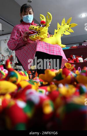 Binzhou, Chine. 29 janvier 2024. Un artisan fabrique un dragon en tissu à Binzhou, en Chine, le 29 janvier 2024. (Photo Costfoto/NurPhoto) crédit : NurPhoto SRL/Alamy Live News Banque D'Images