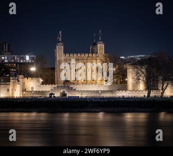 La Tour de Londres la nuit avec des reflets lumineux sur la Tamise. Photographie nocturne à exposition longue. Banque D'Images