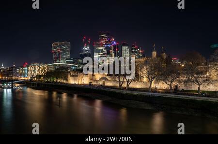 Londres. UK-01.27.2024. Une vue générale de la Tour de Londres la nuit avec des gratte-ciel dans la City de Londres en arrière-plan. Banque D'Images