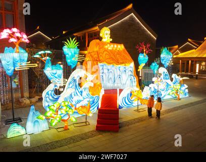 Lianyungang, Chine. 29 janvier 2024. Les visiteurs assistent à un spectacle de lanternes à thème à la Lianyungang Garden Expo à Lianyungang, en Chine, le 28 janvier 2024. (Photo Costfoto/NurPhoto) crédit : NurPhoto SRL/Alamy Live News Banque D'Images