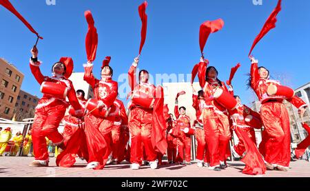 Zhangye, Chine. 29 janvier 2024. Les artistes répètent des tambours de taille à Zhangye, en Chine, le 28 janvier 2024. (Photo Costfoto/NurPhoto) crédit : NurPhoto SRL/Alamy Live News Banque D'Images